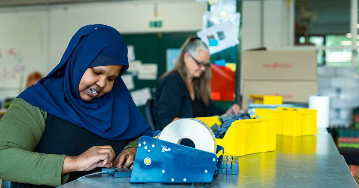 Mitarbeiterinnen der Werkstatt von frauenanderskompetent bei der Etikettierung.